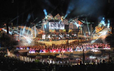 Escenario de la Fiesta de la Vendimia 2025 en el Teatro Griego Frank Romero Day en la escena final con todos los artistas en escena