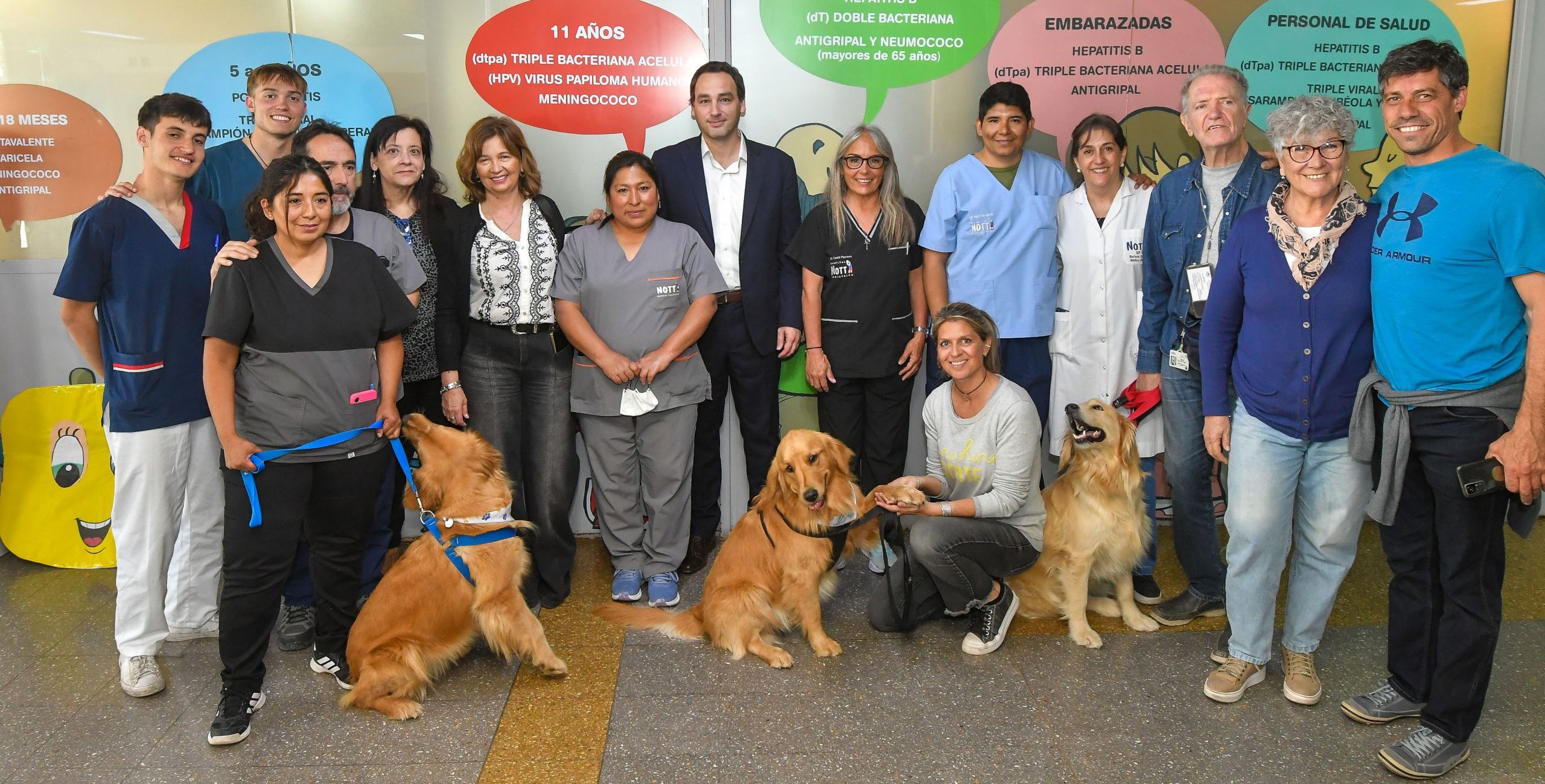 Perros al rescate: el Hospital Notti lanza innovadora campaña de vacunación con asistencia canina
