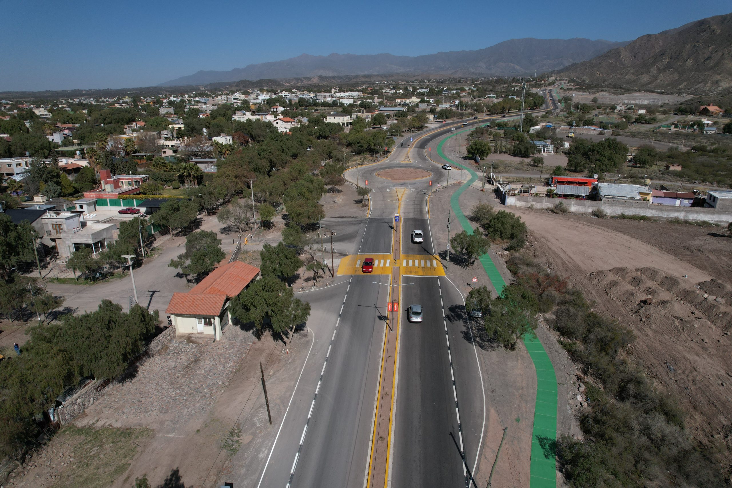 El Gobierno de Mendoza finalizó el circuito de El Challao: nueva iluminación, ciclovía y repavimentado