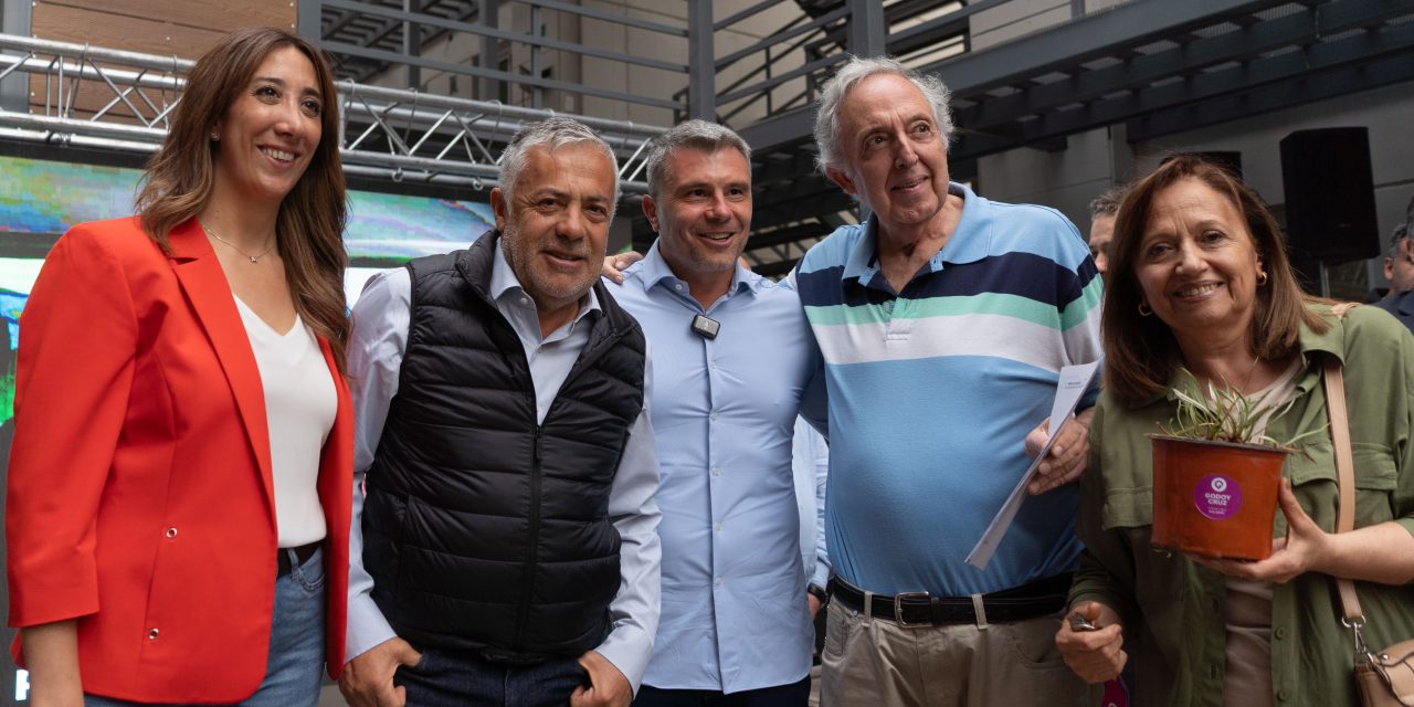 El Gobernador entregó las carpetas a los propietarios del barrio Constituyentes II de Godoy Cruz