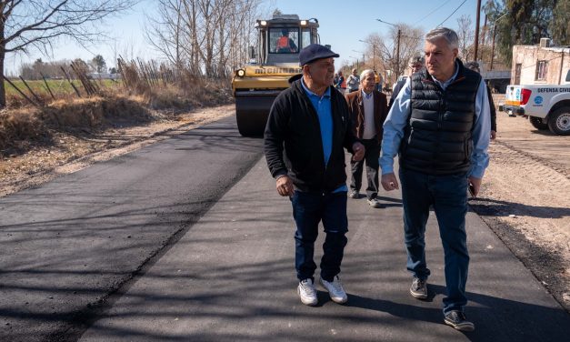 Vialidad Mendoza asfalta una calle de Chapanay clave para la producción de la zona
