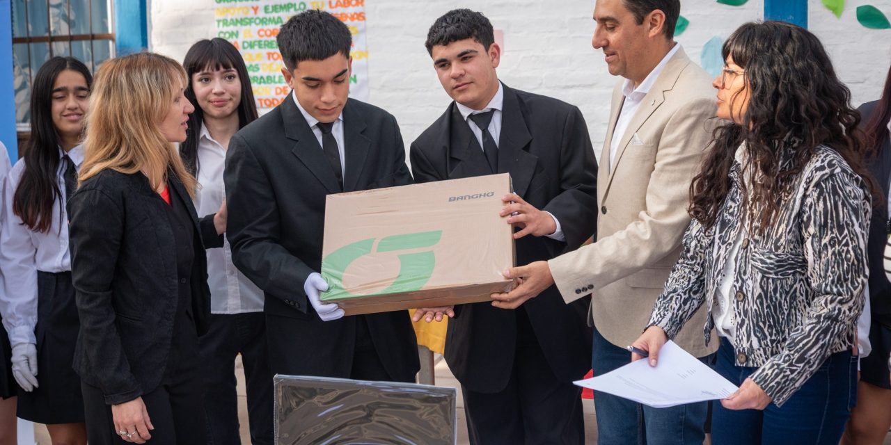 Tres escuelas técnicas recibieron computadoras de última generación
