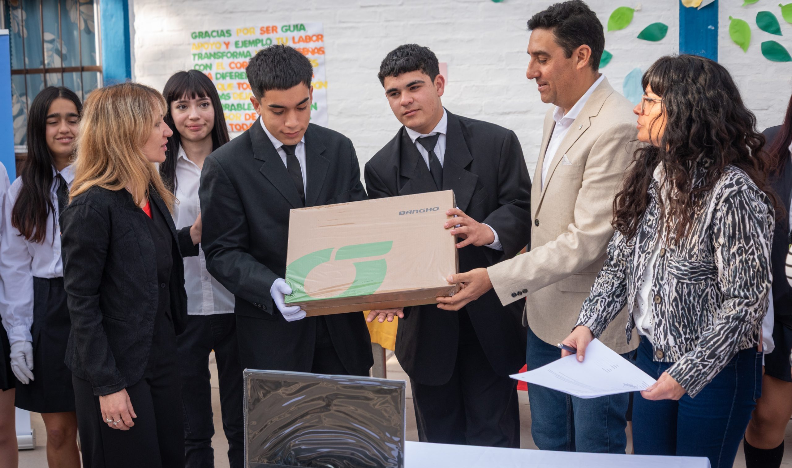 Tres escuelas técnicas recibieron computadoras de última generación