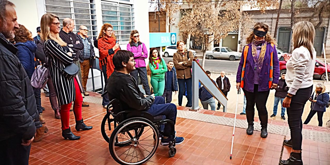 Producción capacitará a brigadistas en protocolos de evacuación para personas con discapacidad