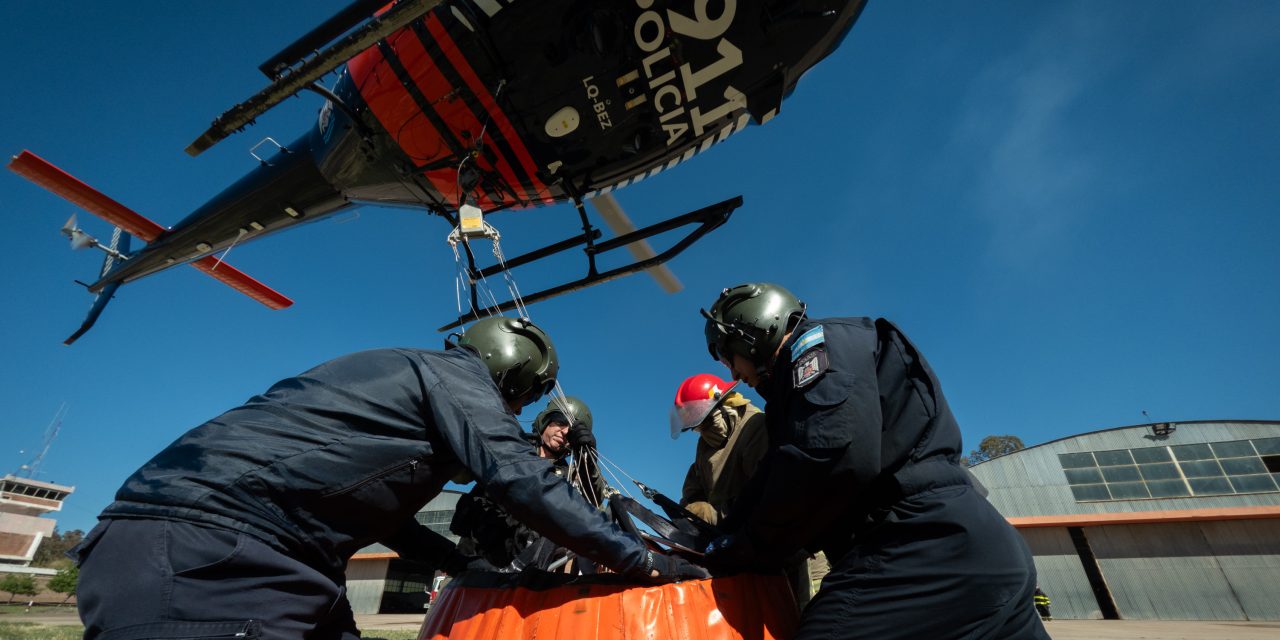 Simulacro aéreo de combate de incendios: helicópteros del CAP entrenaron con el sistema Bambi Bucket