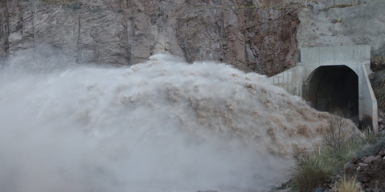 Concluyeron las maniobras de mantenimiento del descargador de fondo del Dique Potrerillos