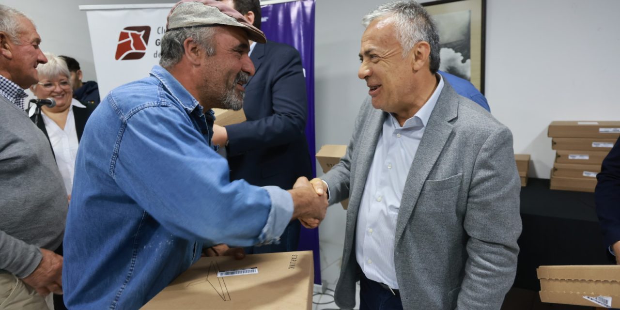 Cornejo completó la entrega de 500 antenas satelitales Starlink a productores ganaderos de toda la provincia