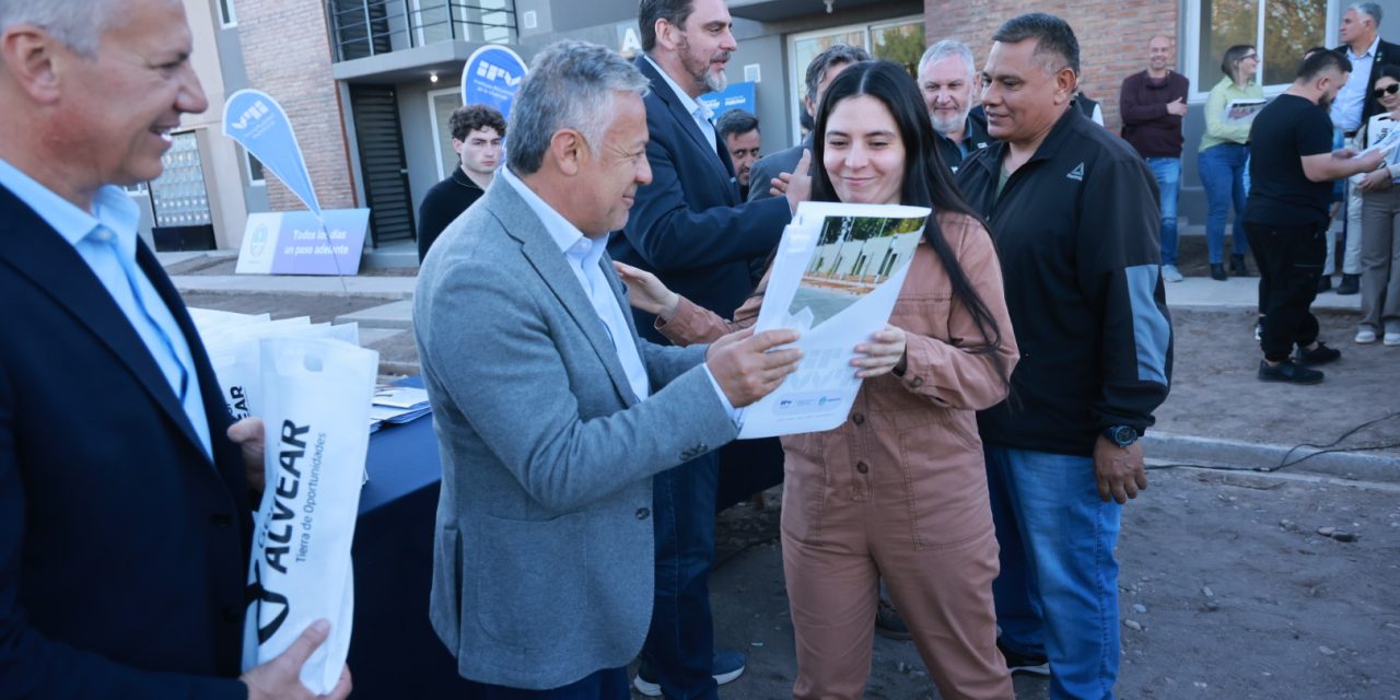 Con una inversión provincial de más de $4.100 millones, Cornejo entregó casas en Alvear