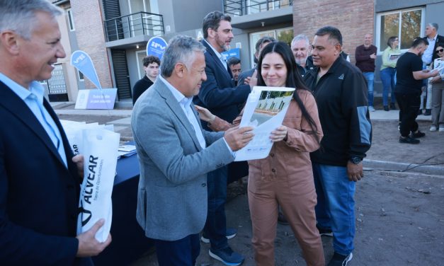 Con una inversión provincial de más de $4.100 millones, Cornejo entregó casas en Alvear