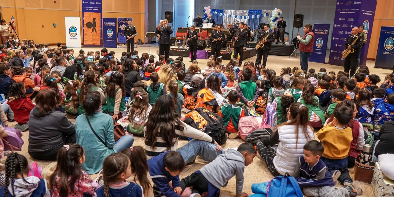 La Policía de Mendoza llevó música y alegría a jardines de infantes