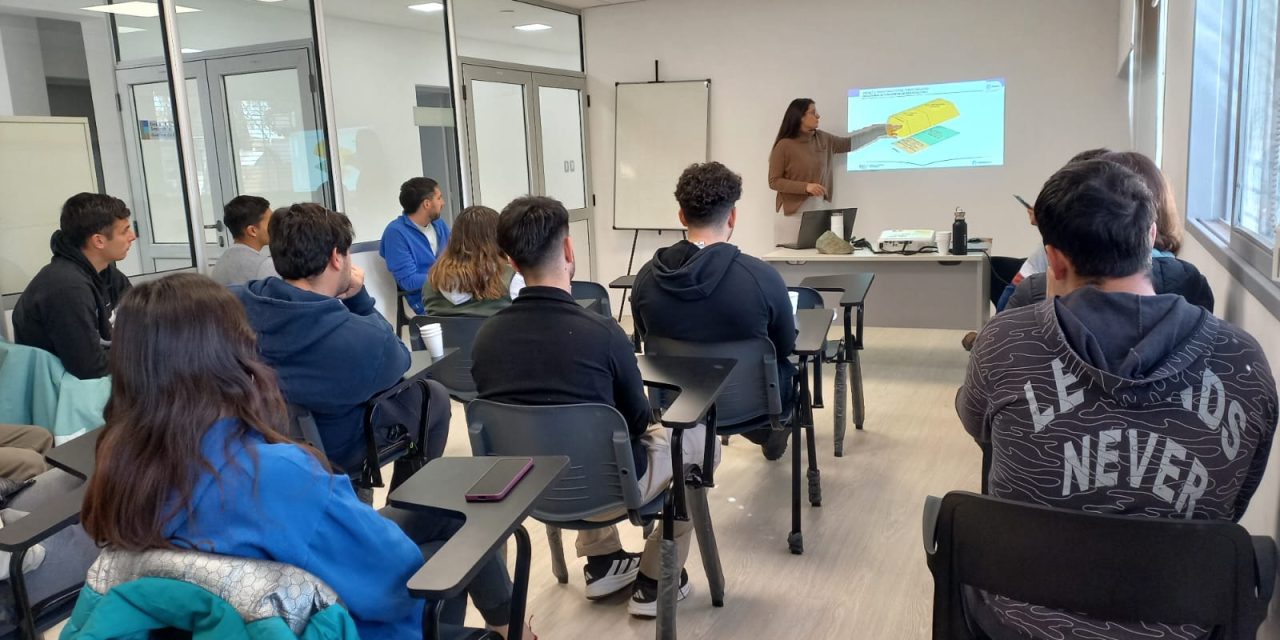 La Dirección de Minería capacitó a estudiantes de Ingeniería Química en un taller orientado al desarrollo sostenible de la industria
