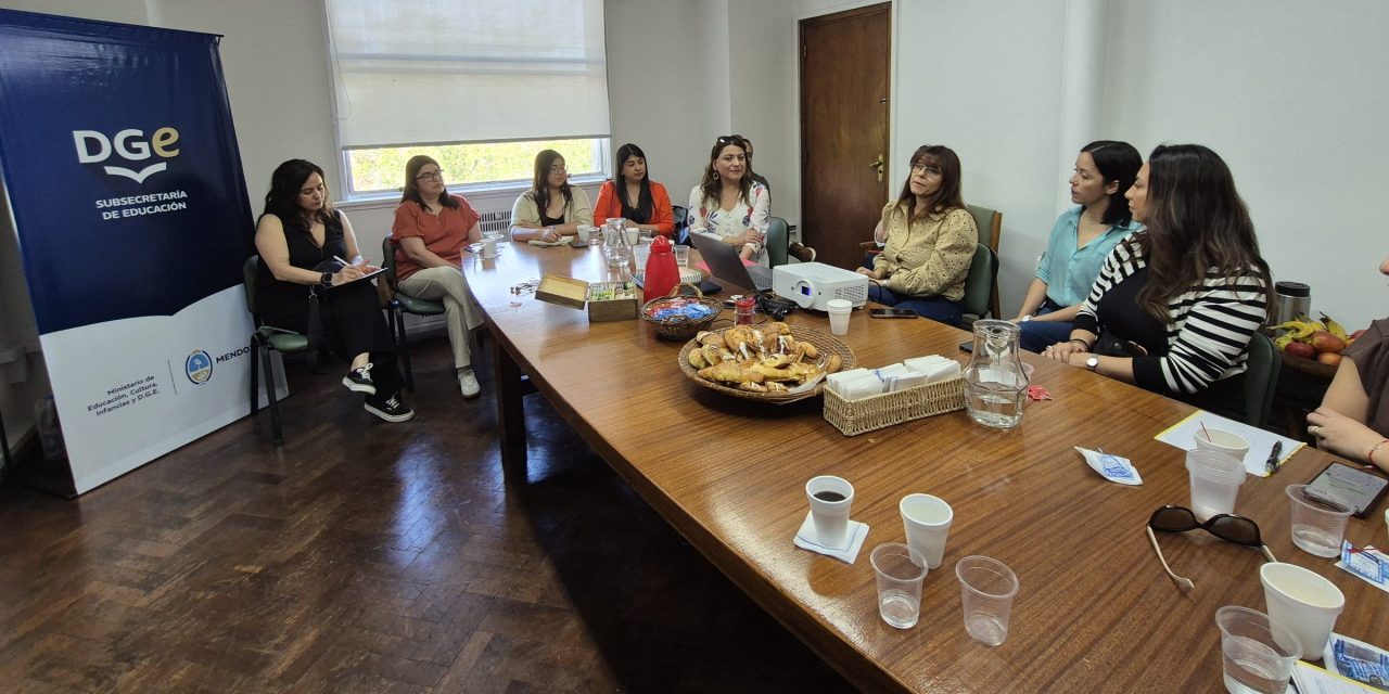 Educadores chilenos interesados en alfabetización visitan Mendoza