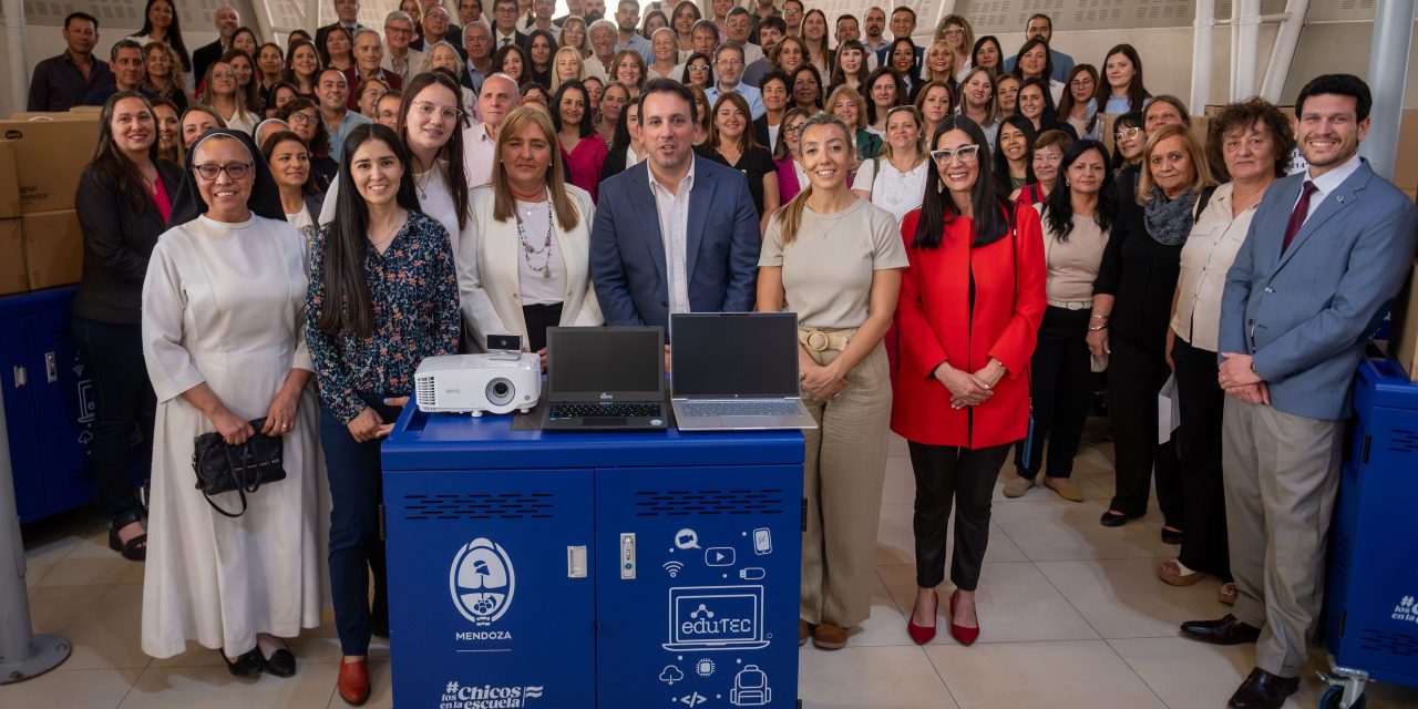 El gobierno escolar entregó 53 carros tecnológicos