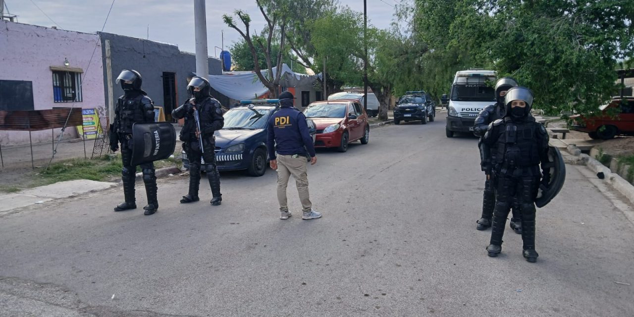 Allanamientos en San Martín: dos detenidos y secuestro de municiones y droga