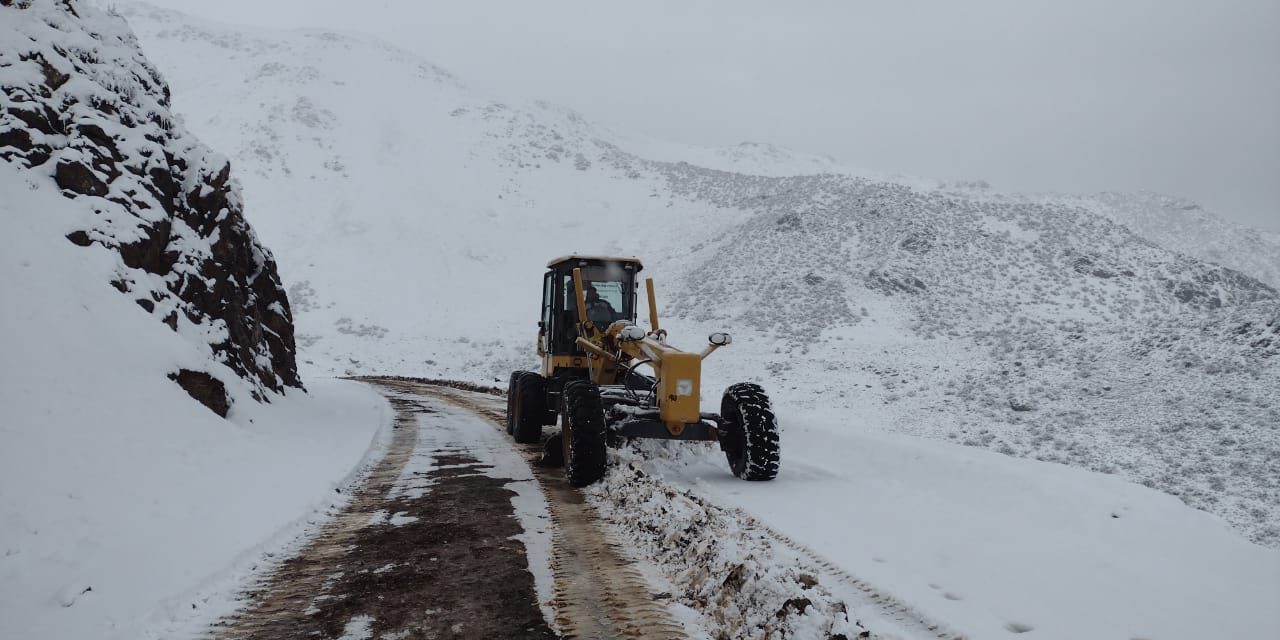 Copiosa nevada en Vallecitos impone transitar con precaución y cadenas