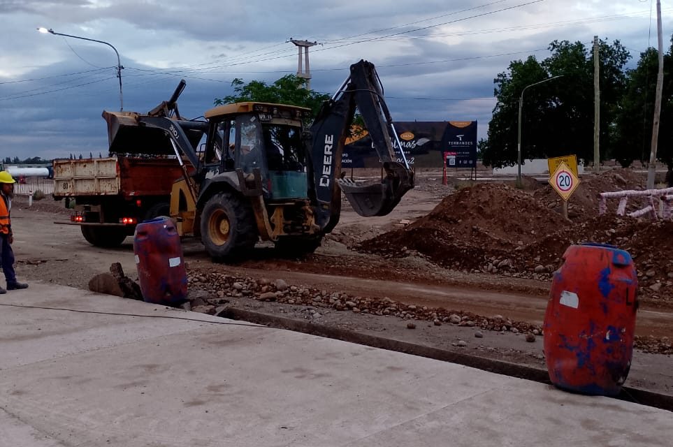 Así se instaló el electroducto que obligó a cortar la RP 60 y Maza por 12 horas