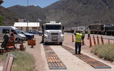 La Policía Ambiental Minera realizó un operativo en Ruta 7 para implementar la Guía de Tránsito de Minerales