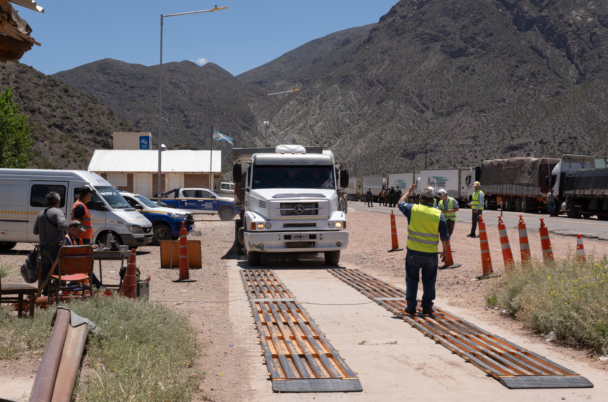 La Policía Ambiental Minera realizó un operativo en Ruta 7 para implementar la Guía de Tránsito de Minerales