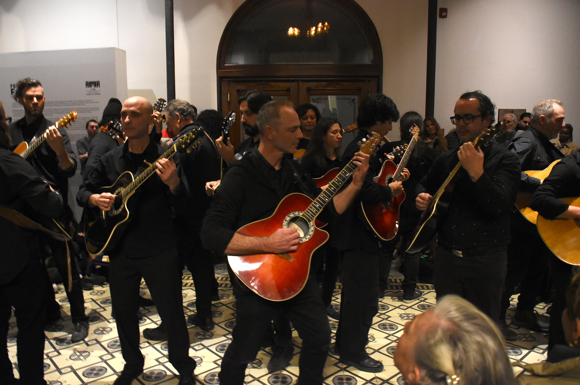 Música en Movimiento presenta su Orquesta Internacional de Guitarras en el Museo Fader