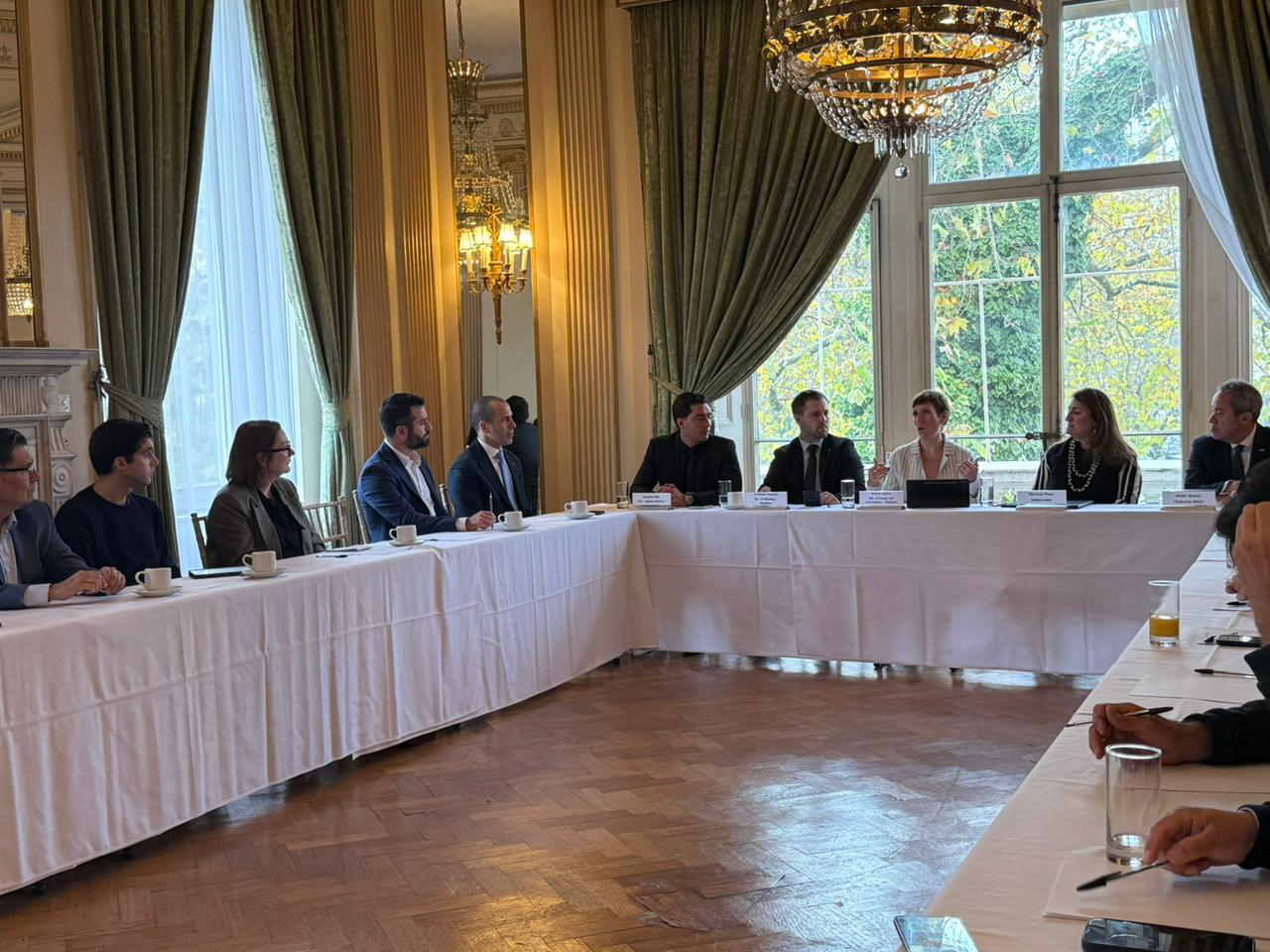 Mendoza cerró su agenda en Londres con una disertación en la Residencia Argentina