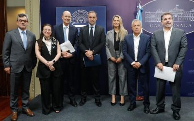 Cornejo presentó su propuesta sobre equilibrio fiscal, reducción del gasto y reforma impositiva, tomando como ejemplo a Mendoza