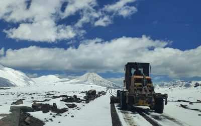 Vialidad Mendoza despeja la nieve en Laguna del Diamante para habilitar el circuito turístico
