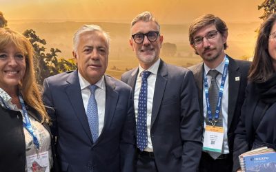 Cornejo firmó el acuerdo con Vinexposium por la realización de la Vinexpo Explorer Mendoza 2026, dedicada al vino a granel