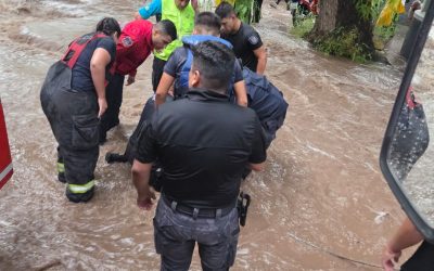 Bomberos rescataron a un hombre que fue succionado por un sifón en un canal de Ciudad