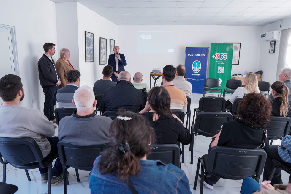 Mendoza impulsa frutas de estación y promueve conservas todo el año