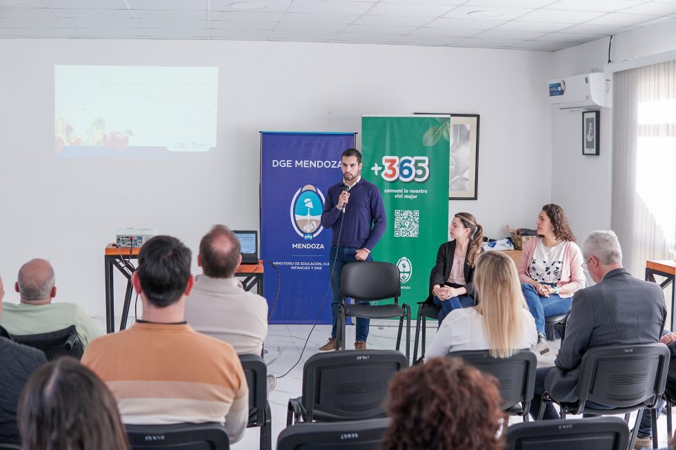 Mendoza impulsa frutas de estación y promueve conservas todo el año