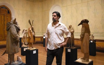 Fernando Rosas cierra su muestra “Saldos y retazos” con una talla en vivo en el Museo Fader