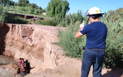 Rápido accionar de Bomberos de la Policía permitió rescatar a una mujer que cayó al canal Cacique Guaymallén