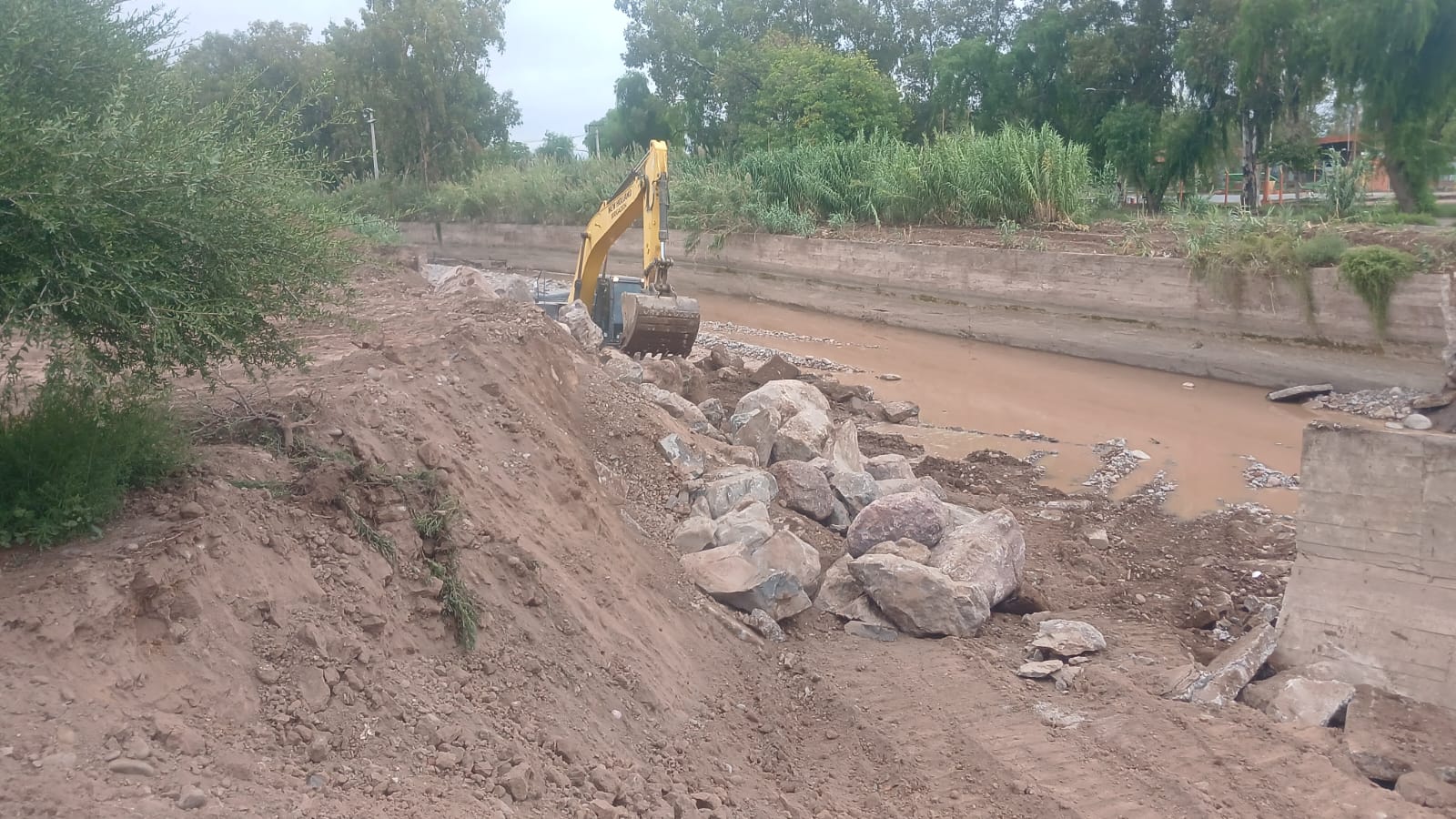 Hidráulica realiza obras de refuerzo en el canal Cacique Guaymallén tras crecidas extraordinarias