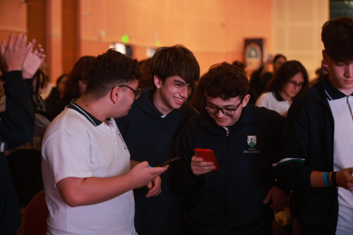 jovenes celular estudiantes