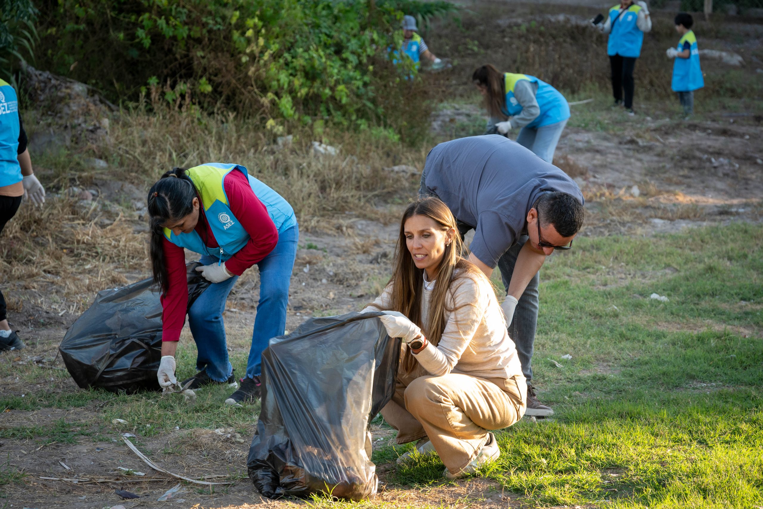 La Red Mendoza Sostenible llevó adelante una jornada de «plogging» en cauces por el Día de la Tierra