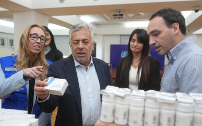 Cornejo presentó nuevos medicamentos importados y recorrió un operativo de vacunación y atención ciudadana