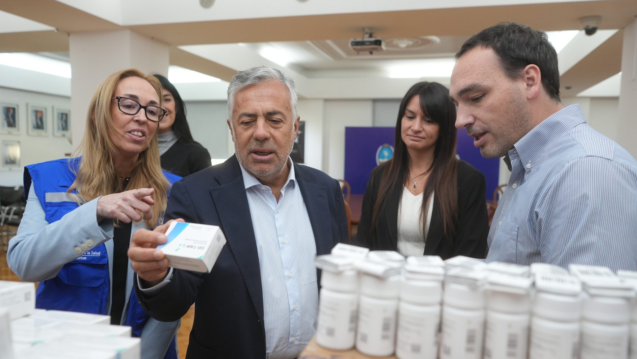 Cornejo presentó nuevos medicamentos importados y recorrió un operativo de vacunación y atención ciudadana