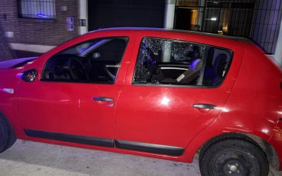 Lo sorprendieron rompiendo el vidrio de un auto en Ciudad y terminó detenido tras intentar escapar