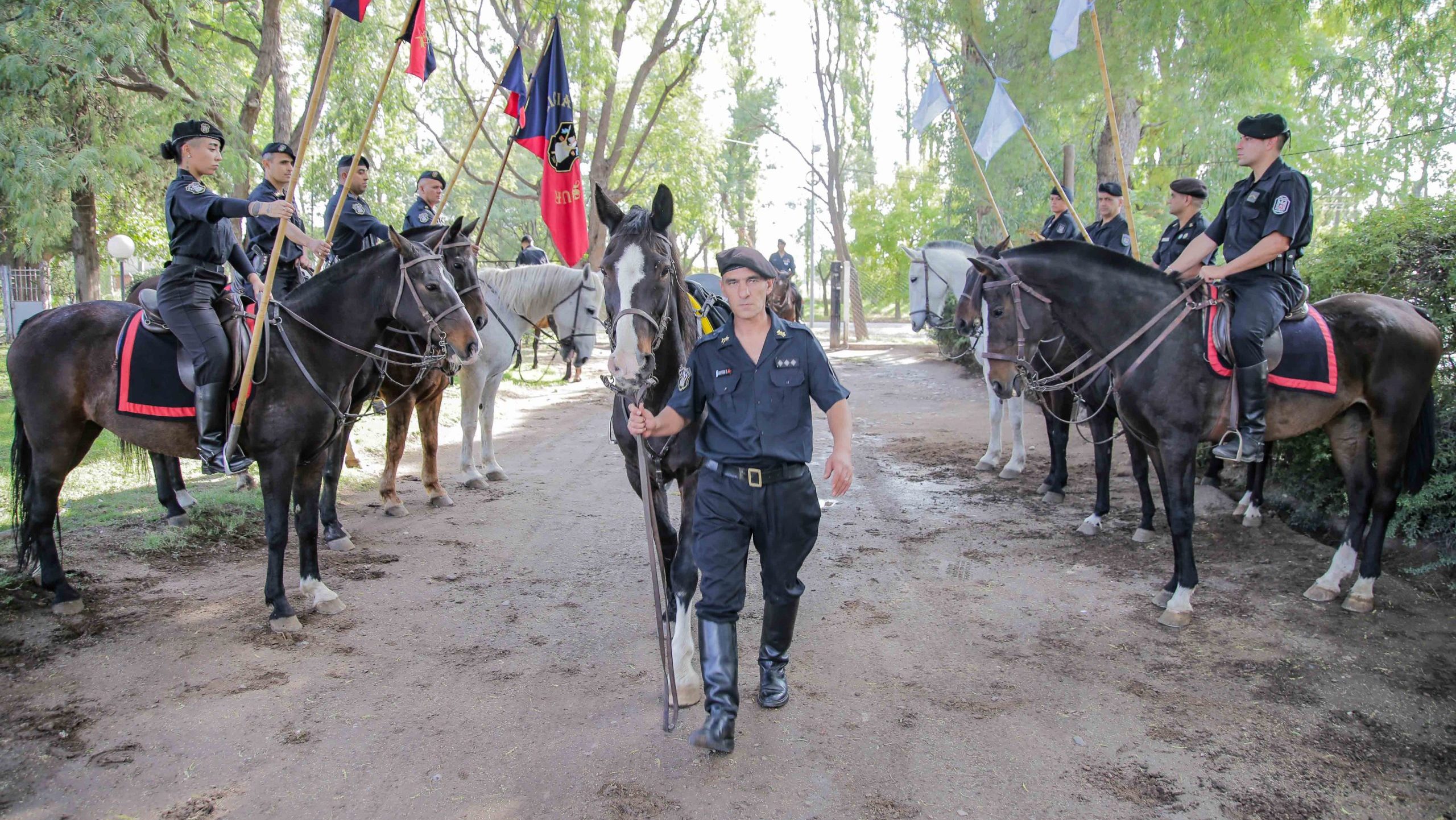 Galopando hacia el retiro: Afortunada, Villano y Curaca se despiden de la Policía Montada del Sur
