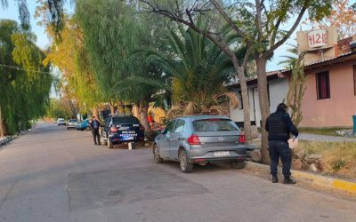 La Policía recuperó un auto robado y aprehendió a cinco jóvenes tras asaltos a choferes de plataformas de viajes en Godoy Cruz