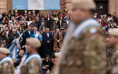 Más de 700 estudiantes mendocinos prometieron lealtad a la Bandera en un emotivo acto encabezado por Cornejo