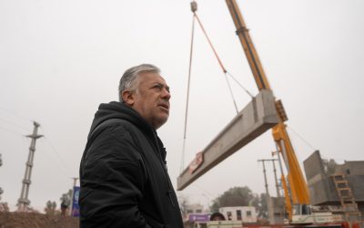 Cornejo destacó el avance del nuevo puente Luján–Perdriel durante el inicio del montaje de su estructura principal